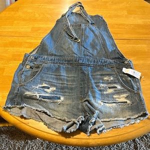 American Eagle shorts suspenders